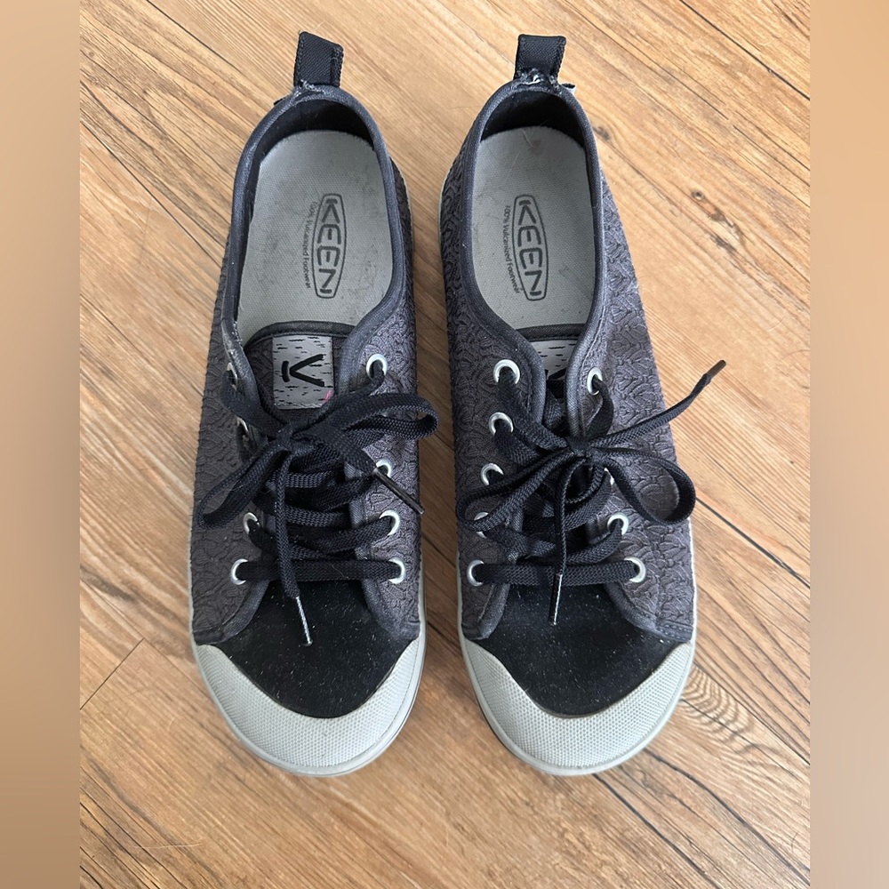 Keens sneakers size 8.5